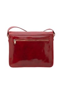 Borsa a tracolla in vernice rossa con forma rettangolare, dotata di una tasca con zip frontale, bordi piatti e una tracolla slim regolabile.