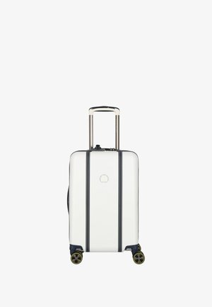 Maleta rígida blanca con acentos en azul marino, ruedas de goma duales, asa retráctil y patrón de rayas vertical. Diseño compacto para viajar.