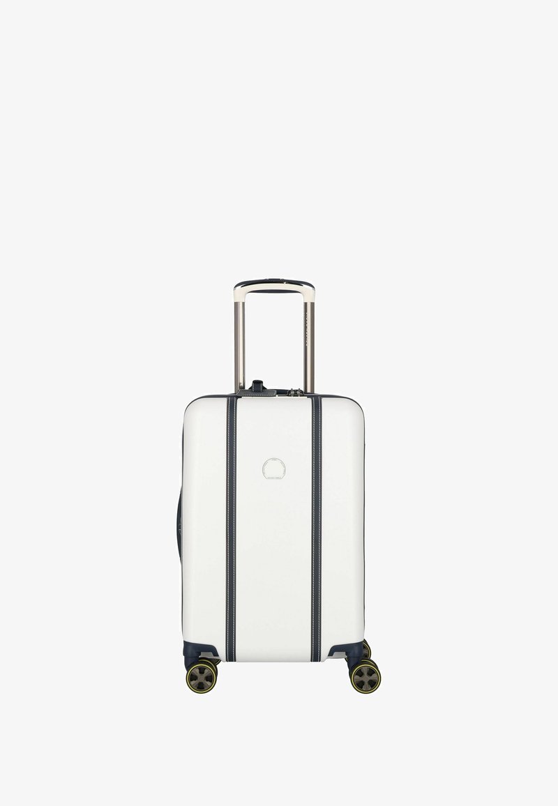 Maleta rígida blanca con acentos en azul marino, ruedas de goma duales, asa retráctil y patrón de rayas vertical. Diseño compacto para viajar.