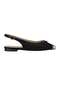 Schwarze Slingback-Flachschuhe mit strukturiertem Obermaterial und Verzierungen, einer runden Zehenpartie mit einer metallischen Kappe und einer flachen Laufsohle.