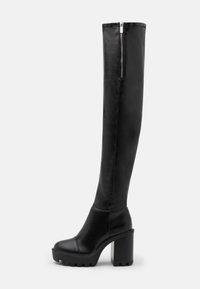 Bottes noires cuissardes en cuir lisse, dotées d'une fermeture éclair latérale, d'un talon bloc épais et d'une semelle plateforme texturée.