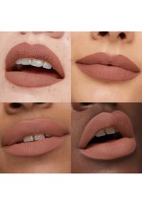 Quattro primi piani di labbra diverse con rossetti opachi nude, che mostrano lievi variazioni nelle forme delle labbra e nei toni della pelle.