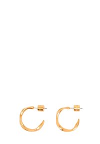Goldfarbene Metall-Hoops mit einem verdrehten, wellenförmigen Design und einem zylindrischen Verschluss, der eine glatte, reflektierende Oberfläche aufweist.