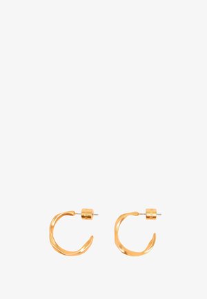 Goldfarbene Metall-Hoops mit einem verdrehten, wellenförmigen Design und einem zylindrischen Verschluss, der eine glatte, reflektierende Oberfläche aufweist.