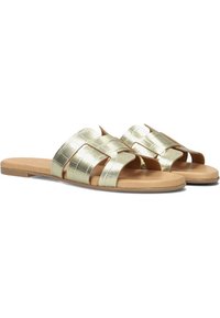 Metaalkleurige gouden slidessandalen met drie brede banden, een gestructureerd oppervlak en een vlakke tan kleurige zool. Ontworpen voor casual gebruik en comfort.