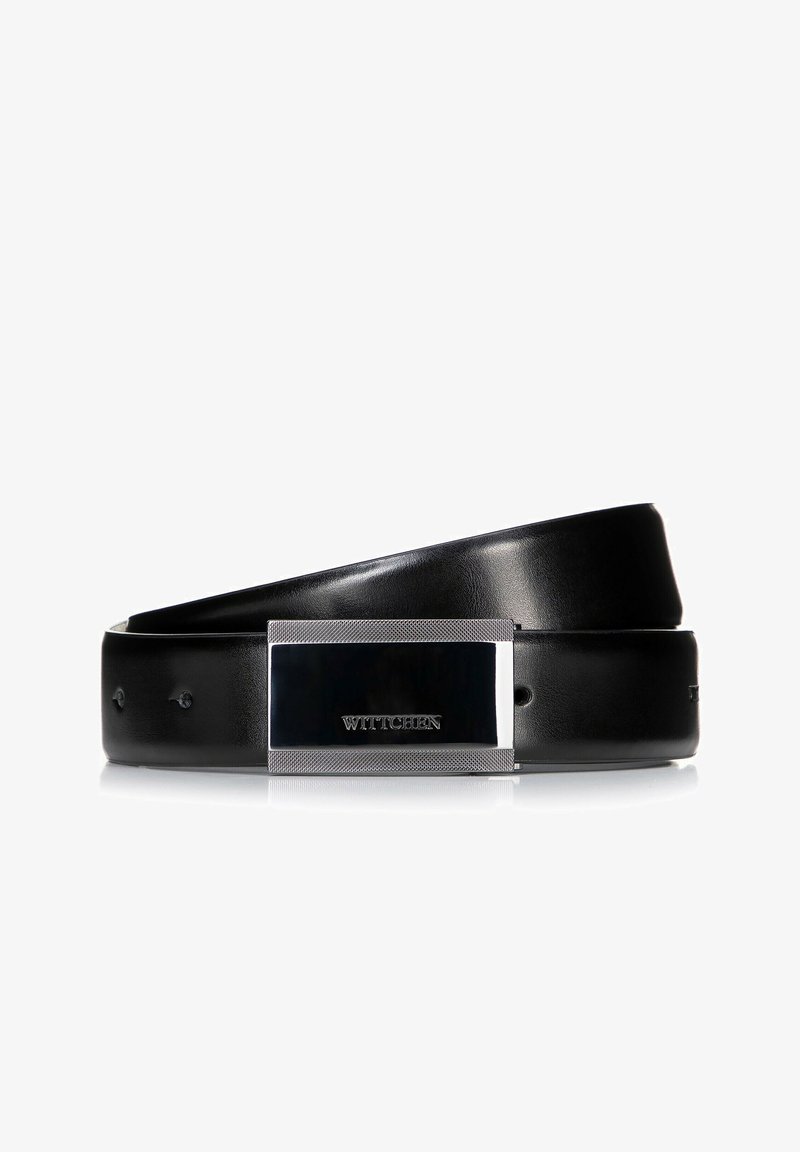Ceinture en cuir noir avec une boucle en argent texturée dotée d'un centre noir brillant. Fini lisse, trous réglables pour la taille.