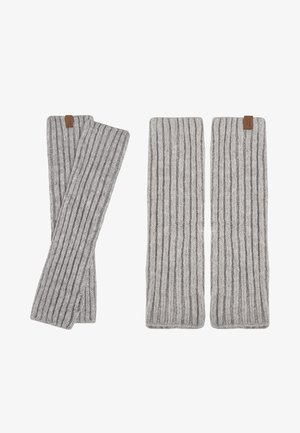 Pár hosszú, bordázott szürke kötött lábszárvédő bőr márkajelzéssel, fehér háttéren, laposan és összehajtva bemutatva.