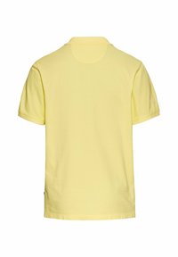 Gelbes Poloshirt aus Baumwolle mit Kragen, kurzen Ärmeln, einfarbig und glatter Textur, geradem Saum und minimaler Ausstattung.