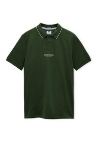 Tmavě zelené polo tričko s krátkým rukávem, bíle lemovaným límečkem a nápisem "WEEKEND OFFENDER ADMIT NOTHING" umístěným centrovaně pod knoflíky.