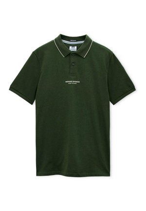 Tume roheline lühikeste varrukatega polo särk, millel on valge äärega krae ja keskelt nuppude all tekst "WEEKEND OFFENDER ADMIT NOTHING".