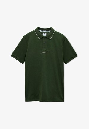 Ciemnozielona koszulka polo z krótkim rękawem, z białym kołnierzykiem i napisem "WEEKEND OFFENDER ADMIT NOTHING" umieszczonym na środku poniżej guzików.