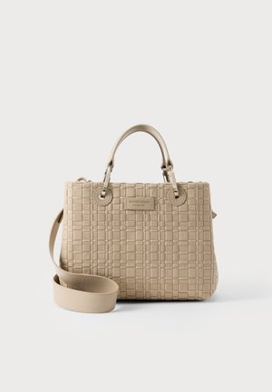 Beige flettet læderhåndtaske med dobbelte håndtag, aftagelig bred skulderrem og sølvfarvede detaljer på en hvid baggrund.