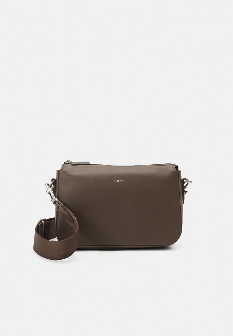 Borsa a tracolla sintetica marrone con chiusura a zip, cinturino regolabile e dettagli in metallo argentato. Presenta un logo impressO sul davanti.