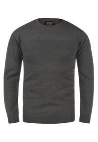 Pull en maille grise avec un col rond et des manches longues. Présente un motif de tricot texturé sur la poitrine. Poignets et ourlet côtelés.