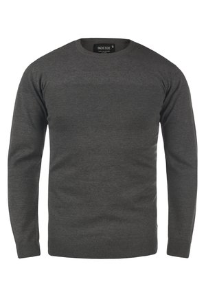 Pull en maille grise avec un col rond et des manches longues. Présente un motif de tricot texturé sur la poitrine. Poignets et ourlet côtelés.