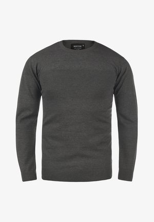 Grå stickad tröja med rundad halsringning och långa ärmar. Har ett strukturerat stickmönster över bröstet. Ribbstickade ärmslut och nederkant.