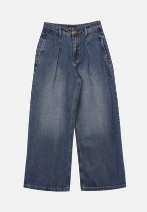 Τζιν παντελόνι μπλε, με φαρδιά μπατζάκια και ψηλή μέση, με πιέτες εμπρός, πλαϊνές τσέπες και κλείσιμο με κουμπί και φερμουάρ, τοποθετημένο επίπεδα πάνω σε λευκό φόντο.