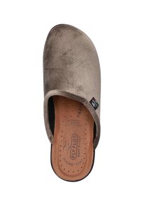 Bruine suède pantoffel met geperforeerde bovenkant, ronde neus en textuur inlegzool. Kenmerkt zich door een lichtgewicht constructie en bijpassende zwarte details.