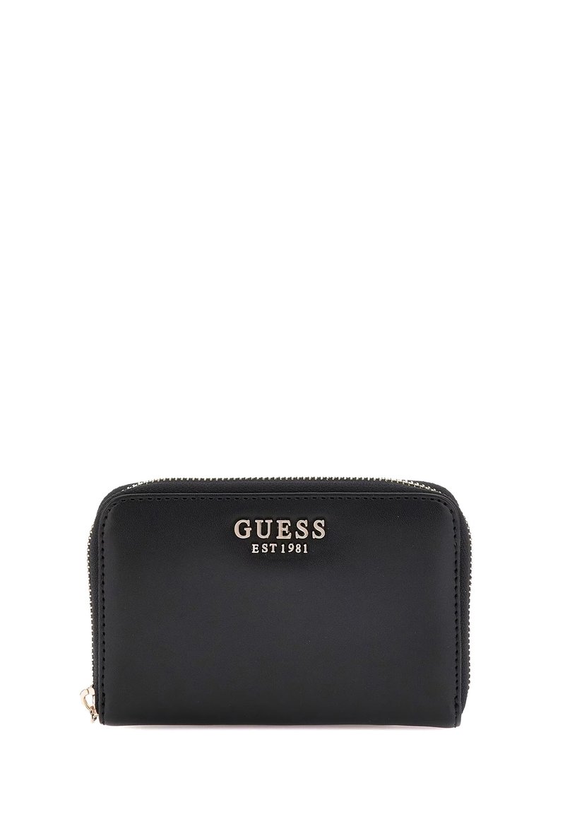 Portefeuille en cuir noir avec le logo doré "GUESS EST 1981". Fermeture zippée, texture lisse, forme rectangulaire, sans motifs, matériel minimal.