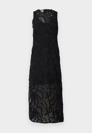 Svart, ärmlös klänning med en texturerad, lager-på-lager design. Inkluderar genomskinligt tyg med volangdetaljer och en knälång fåll.