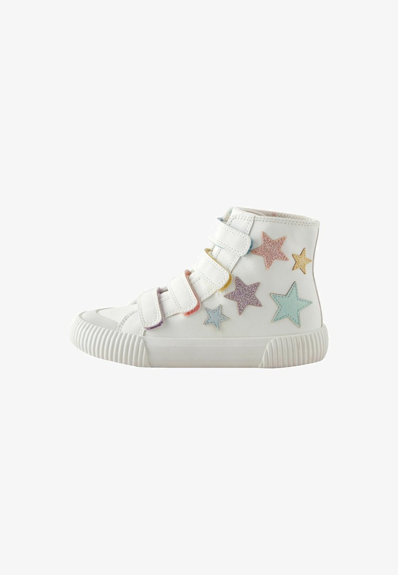 Basket blanche montante avec cinq bandes velcro et étoiles pailletées multicolores sur le côté extérieur, avec une semelle en caoutchouc nervurée.
