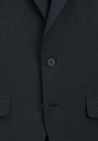 Blazer grigio scuro con tessuto strutturato, due bottoni e tasca sul lato sinistro. Design semplice e su misura.