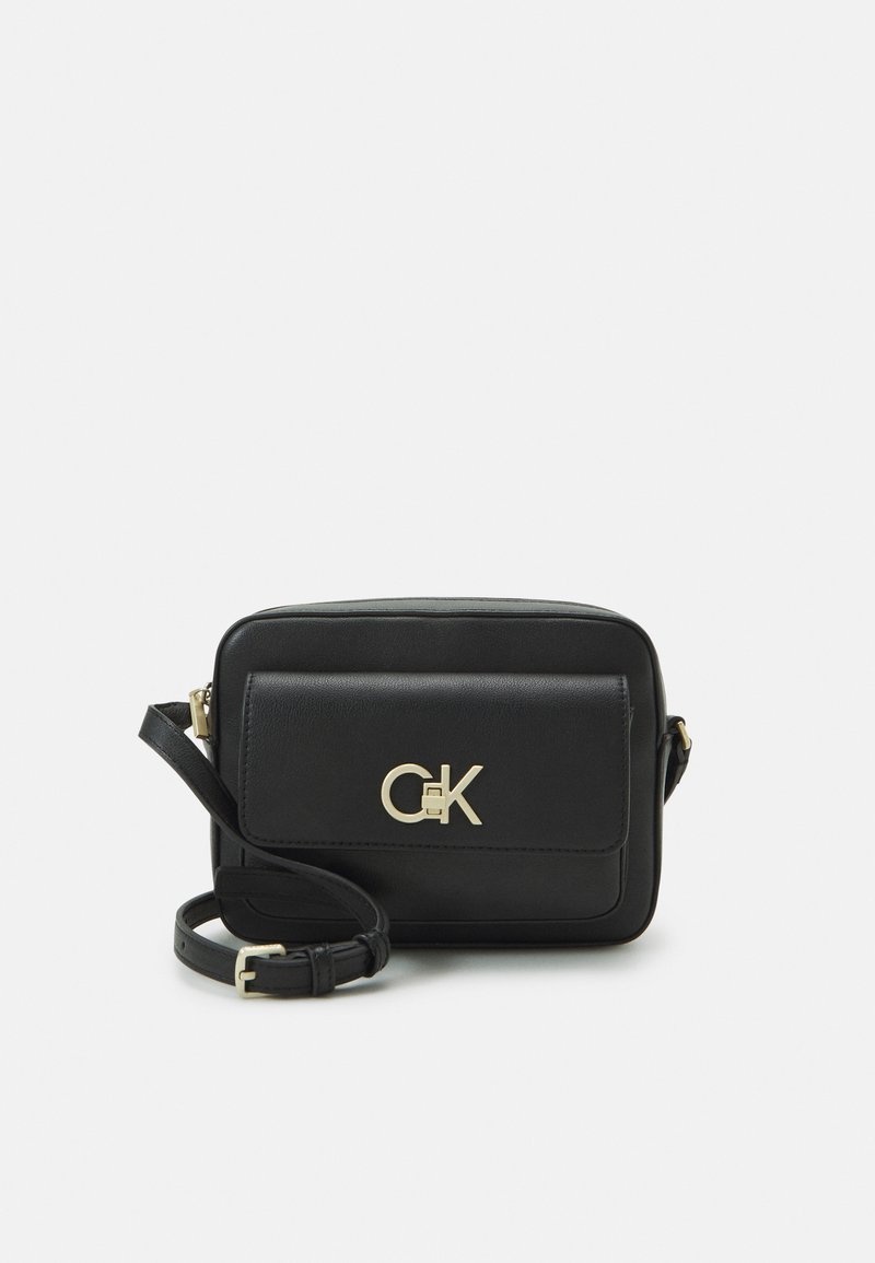 Borsa a tracolla in ecopelle nera con accessori dorati, forma rettangolare, tasca frontale con pattina e tracolla regolabile. Logo CK in evidenza.