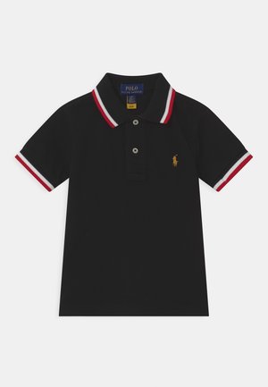 Polo negro de manga corta con cuello y puños a rayas rojas y blancas, dos botones y un pequeño logo amarillo bordado en el pecho.