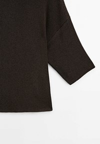 Brun strikket sweater med løs pasform, kort krop og 3/4-lange ærmer. Glat tekstur med ribbede detaljer på stoffet.