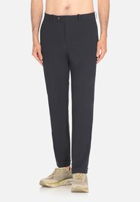 Pantaloni blu scuro, slim-fit, con chiusura a bottone, due tasche laterali e orli con risvolto. Realizzati in un tessuto liscio, progettati per il comfort.