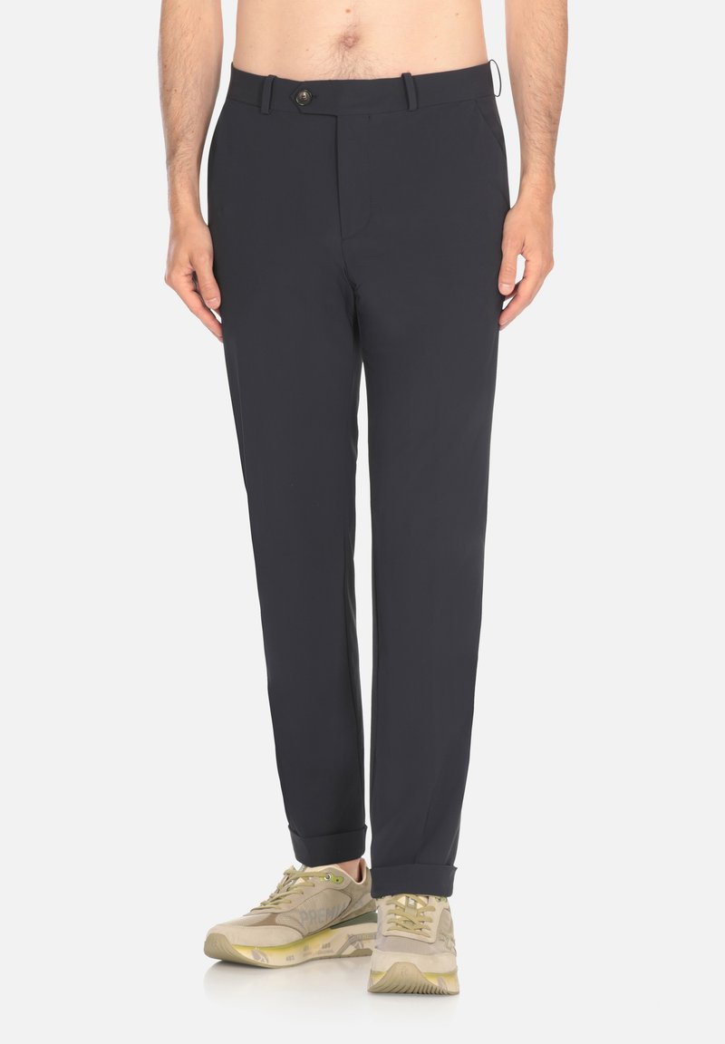 Pantaloni blu scuro, slim-fit, con chiusura a bottone, due tasche laterali e orli con risvolto. Realizzati in un tessuto liscio, progettati per il comfort.