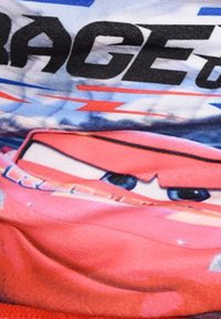 Rode stof met een personage uit een racethema, voorzien van blauwe en witte accenten. Grote, vetgedrukte tekst met de woorden "RACE" boven het gezicht van het personage.