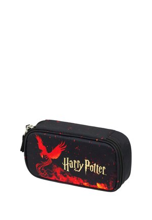 Astuccio nero con design di piuma rossa, con logo "Harry Potter". Chiusura a zip, forma rettangolare, materiale in tessuto e superficie liscia.