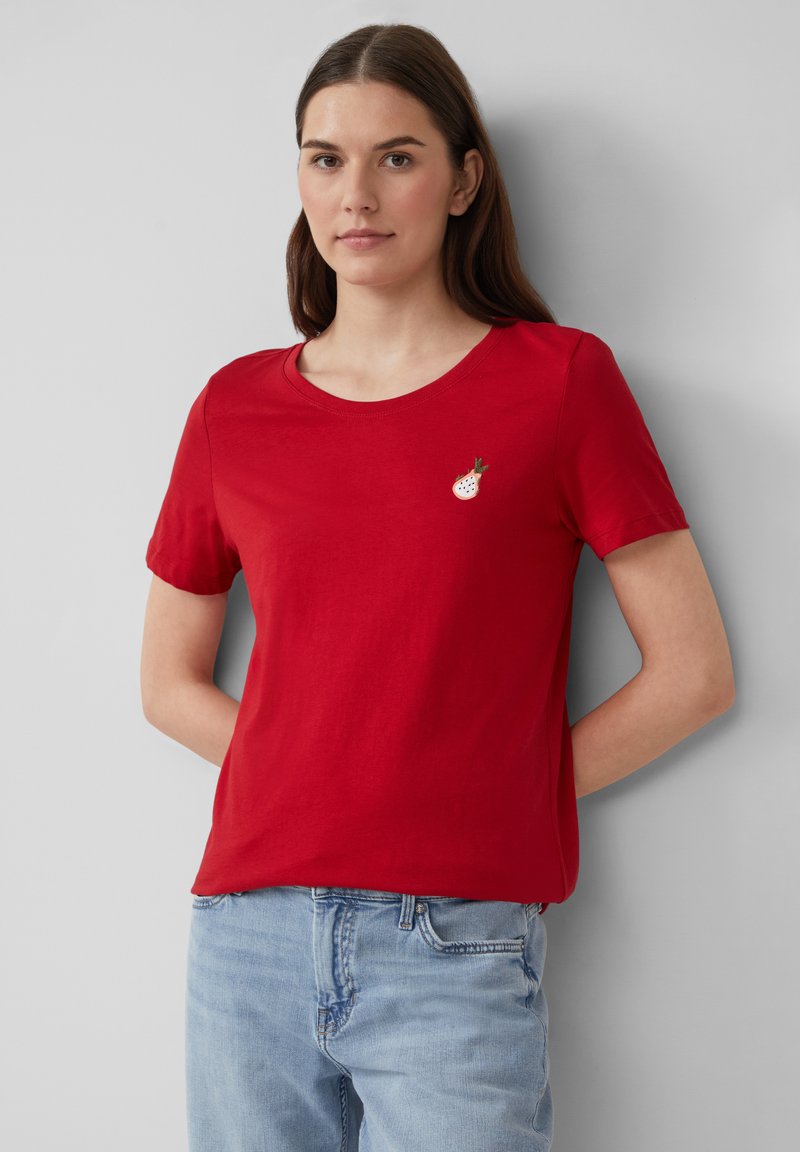 Rode katoenen t-shirt met korte mouwen en een ronde halslijn, met een klein geborduurd aardbeienontwerp op de linkerkant van de borst.