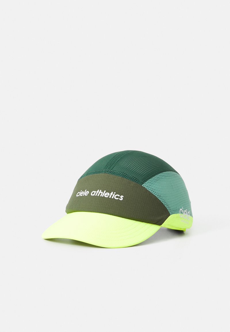 Flerfärgad löparkeps med mörkgröna och teal meshnätpaneler samt en neongul skärm. Den har en vit "ciele athletics" logotyp framtill och på sidan.
