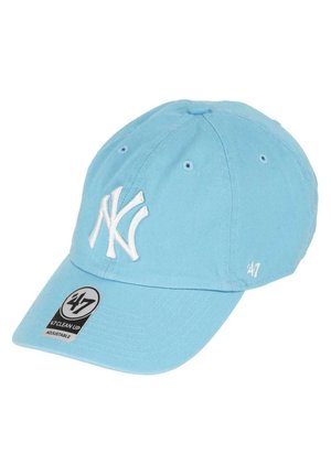Gorra de béisbol azul clara hecha de algodón con visera curva. Presenta un logotipo NY bordado en blanco en la parte frontal y branding con hashtag en el lateral.
