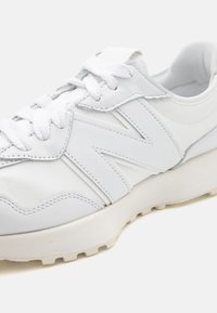 New Balance U327 UNISEX - Αθλητικά παπούτσια - white/sea salt