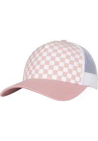 Gorra a cuadros rosa con una parte trasera de malla blanca. La parte delantera presenta un patrón de tablero de ajedrez y la visera es de color rosa sólido. Incluye una correa ajustable.