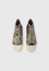 Vegyes anyagokból készült magas szárú sportcipők foltmintával, kék, szürke és barna árnyalatokban, bézs orrmerevítővel és khaki színű fűzőkkel.