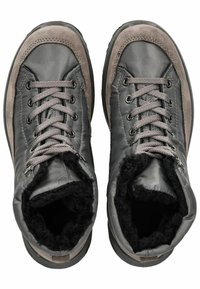 Las botas de senderismo de cuero y ante gris presentan un suave forro de piel negra, cordones redondos y una suela de goma duradera.