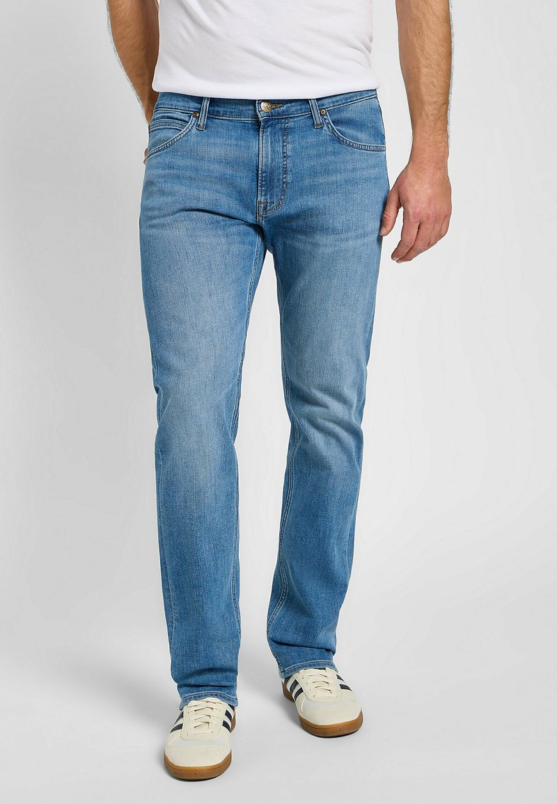 Ljusblå denimjeans med rak passform, med framfickor, metallknappknäppning och sömdekoration längs sömmarna.