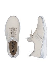 Chaussures beige clair avec une tige en cuir lisse, des accents texturés, un laçage élastique et une semelle en caoutchouc blanche dotée d'une semelle intérieure rembourrée.