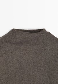 Šedý pletený svetr s kulatým výstřihem, vyrobený z měkké vlny, s hladkou texturou a minimálními detaily švů.