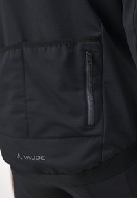 Must must jacket must musti task pocket, sujuv tekstuur, elastne alusem, ja logo detail, mõeldud välistingimustes tegevuseks.