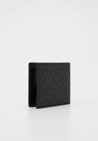 Portefeuille noir en tissu texturé avec un motif subtil. Il dispose de plusieurs emplacements pour cartes et a une forme rectangulaire fine.