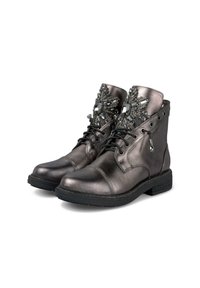 Botas de tobillo metálicas grises con punta redondeada, que presentan acentos decorativos de piedras preciosas y cordones negros, una superficie texturizada y un tacón bajo cuadrado.