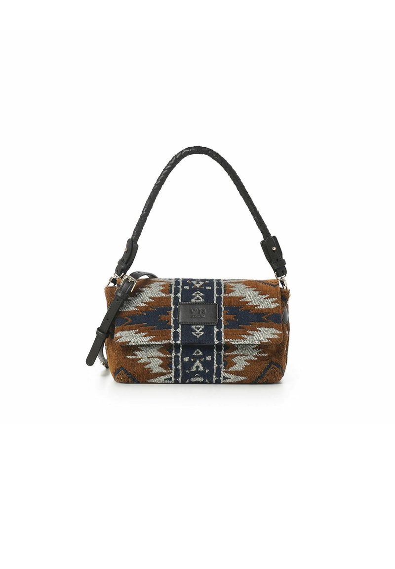 Borsa di tessuto marrone con un motivo geometrico grigio e blu navy, dotata di una tracolla in pelle nera intrecciata e un dettaglio logo metallico.