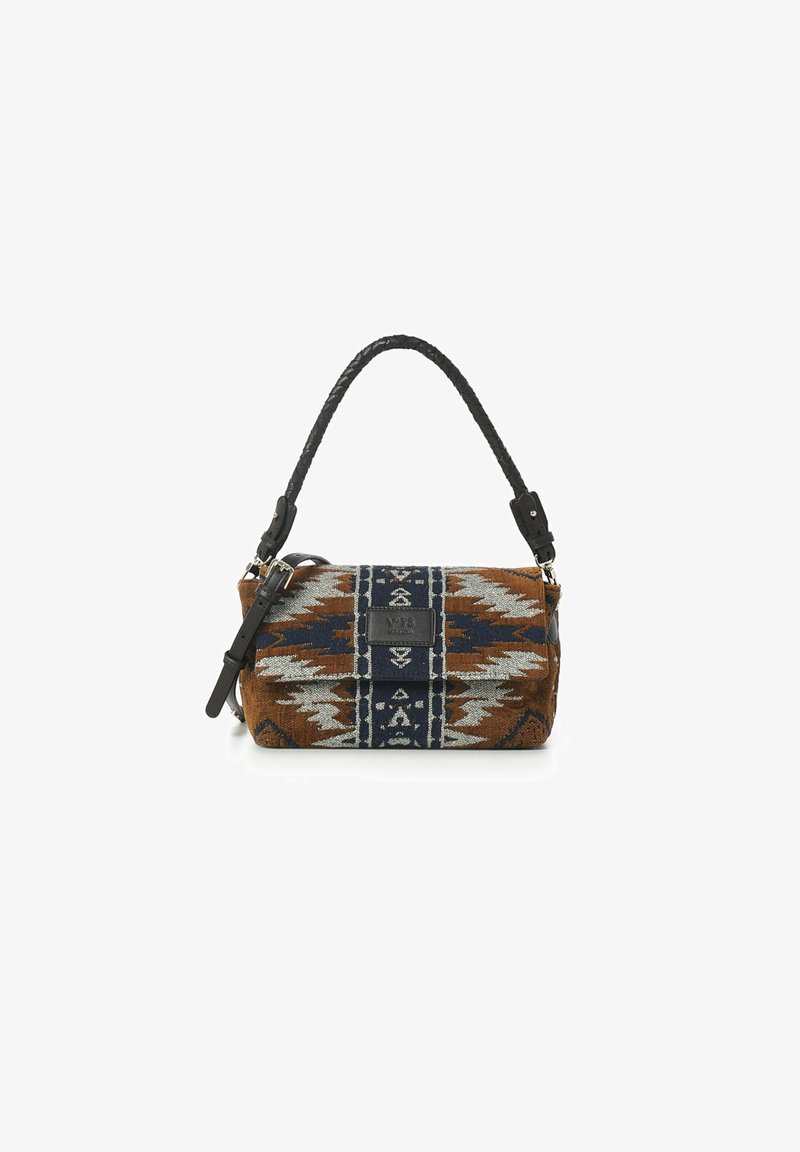 Bruine stoffen tas met een geometrisch patroon in grijs en marineblauw, voorzien van een gevlochten zwart leren hengsel en een metalen logodetail.