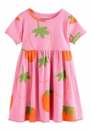 Roze jurk met korte mouwen en een geraffineerde taille, versierd met grote oranje en groene aardbeipatronen.