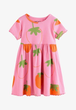 Roze jurk met korte mouwen en een geraffineerde taille, versierd met grote oranje en groene aardbeipatronen.